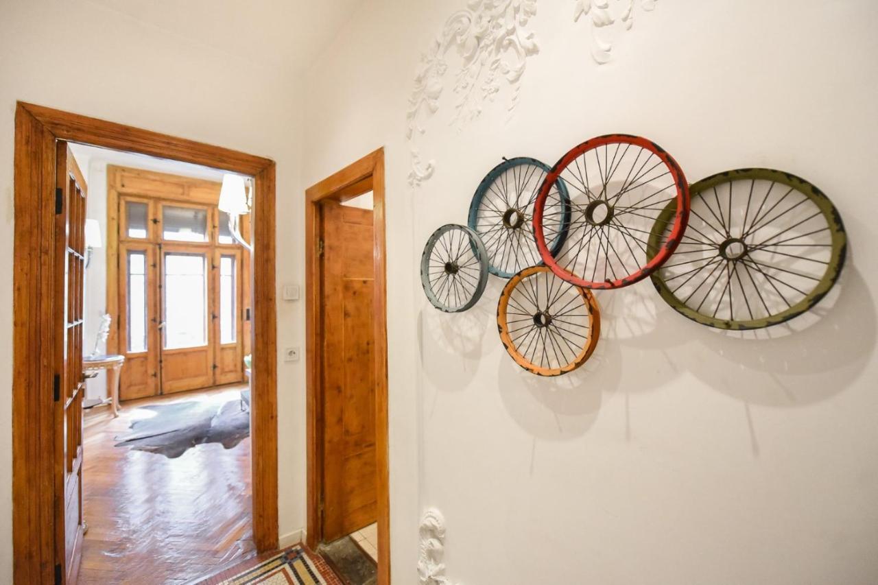 Vintage Elegance, Modern Comfort: 1Br Apartment Overlooking Calea Victoriei Бухарест Экстерьер фото